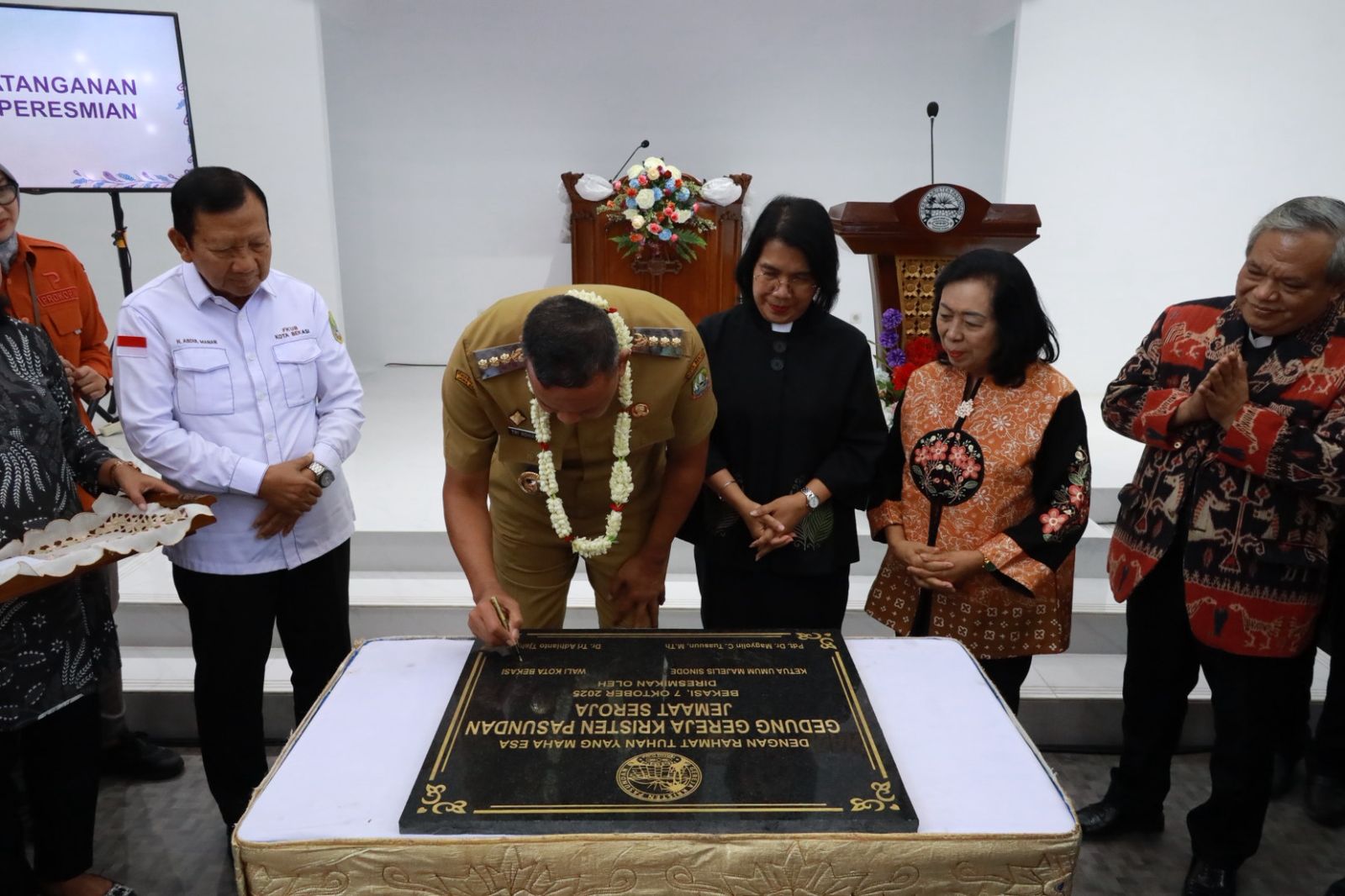 Kota Bekasi - Wali Kota Bekasi, Tri Adhianto membubuhkan tandatangannya sebagai tanda diresmikannya Gereja Kristen Pasundan (GKP) Jemaat Seroja yang berlokasi di Kelurahan Harapan Jaya, Kecamatan Bekasi Utara, Kota Bekasi, Selasa (7/10/2025). Foto: Ist/Gobekasi.id.