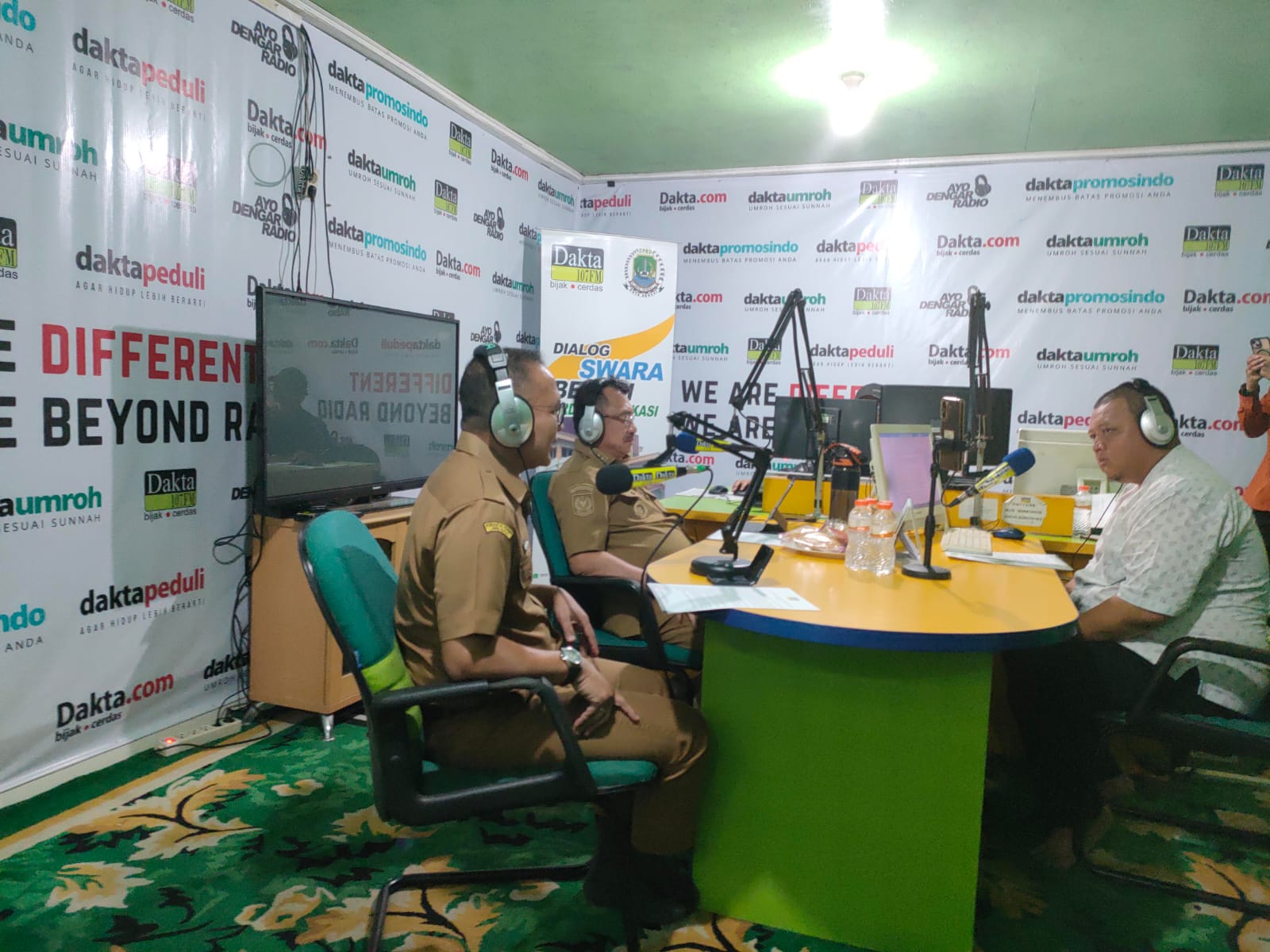 Kota Bekasi - Dialog interaktif Wakil Wali Kota Bekasi Abdul Harris Bobihoe bersama Kepala Dinas Pengendalian Penduduk dan Keluarga Berencana (DP2KB) Kota Bekasi, Kusnanto Saidi. Foto: Ist/Gobekasi.id.