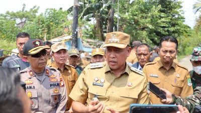 Kota Bekasi - Wali Kota Bekasi, Tri Adhianto meninjau langsung pembongkaran Bangunan Liar (Bangli) di Taman Wisma Asri, Bekasi Utara, Kota Bekasi, Senin (7/10/2025). Foto: Ist/Gobekasi.id.