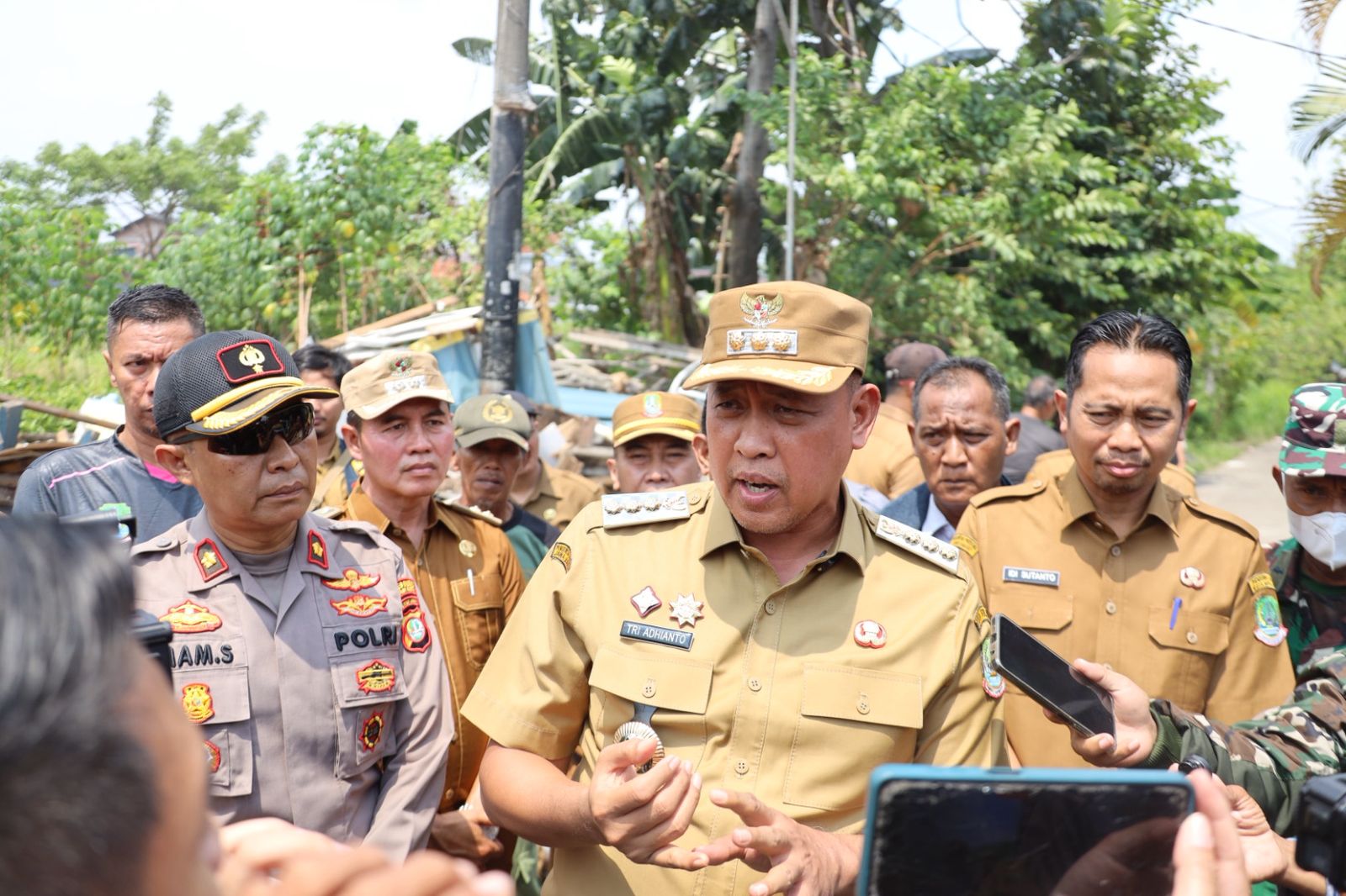 Kota Bekasi - Wali Kota Bekasi, Tri Adhianto meninjau langsung pembongkaran Bangunan Liar (Bangli) di Taman Wisma Asri, Bekasi Utara, Kota Bekasi, Senin (7/10/2025). Foto: Ist/Gobekasi.id.