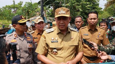 Kota Bekasi - Wali Kota Bekasi, Tri Adhianto meninjau langsung pembongkaran Bangunan Liar (Bangli) di Taman Wisma Asri, Bekasi Utara, Kota Bekasi, Senin (7/10/2025). Foto: Ist/Gobekasi.id.