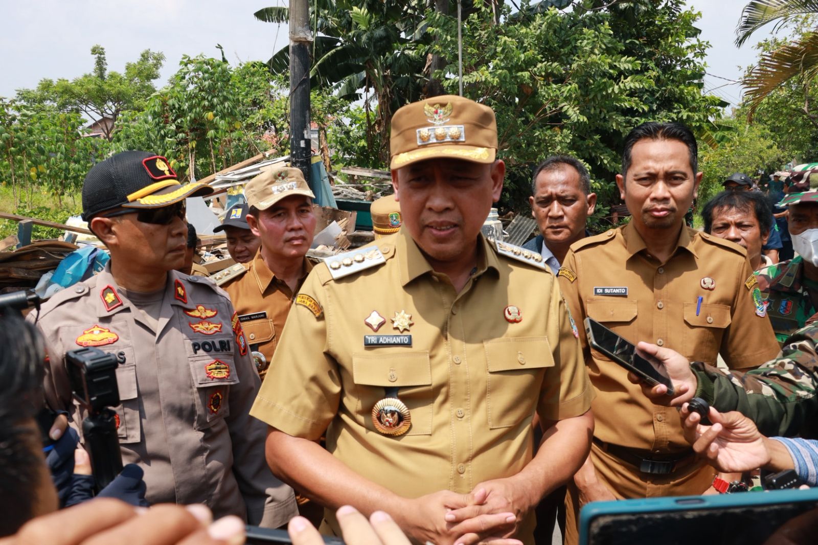 Kota Bekasi - Wali Kota Bekasi, Tri Adhianto meninjau langsung pembongkaran Bangunan Liar (Bangli) di Taman Wisma Asri, Bekasi Utara, Kota Bekasi, Senin (7/10/2025). Foto: Ist/Gobekasi.id.