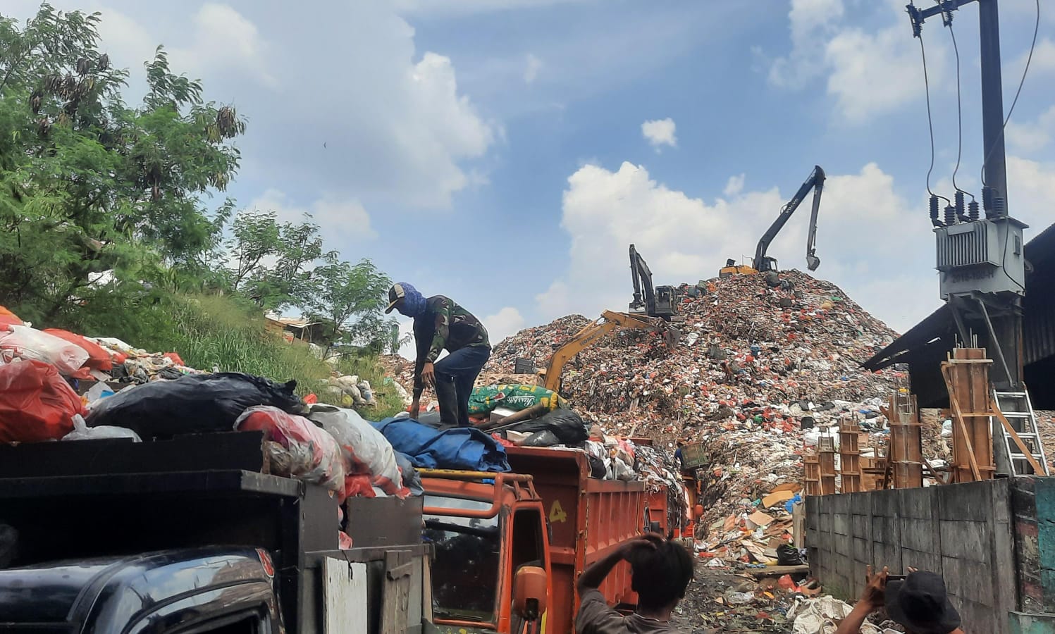 Kota Bekasi - Kondisi TPA Sumur Batu ditengah ancaman longsor sampah, Selasa (7/10/2025). Foto: Septian/Gobekasi.id.