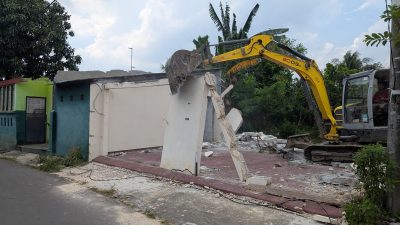 Kota Bekasi - Alat berat excavator meruntuhkan bangunan liar di Wisma Asri, Bekasi Utara, Kota Bekasi, Senin (7/10/2025). Foto: Ist/Gobekasi.id.
