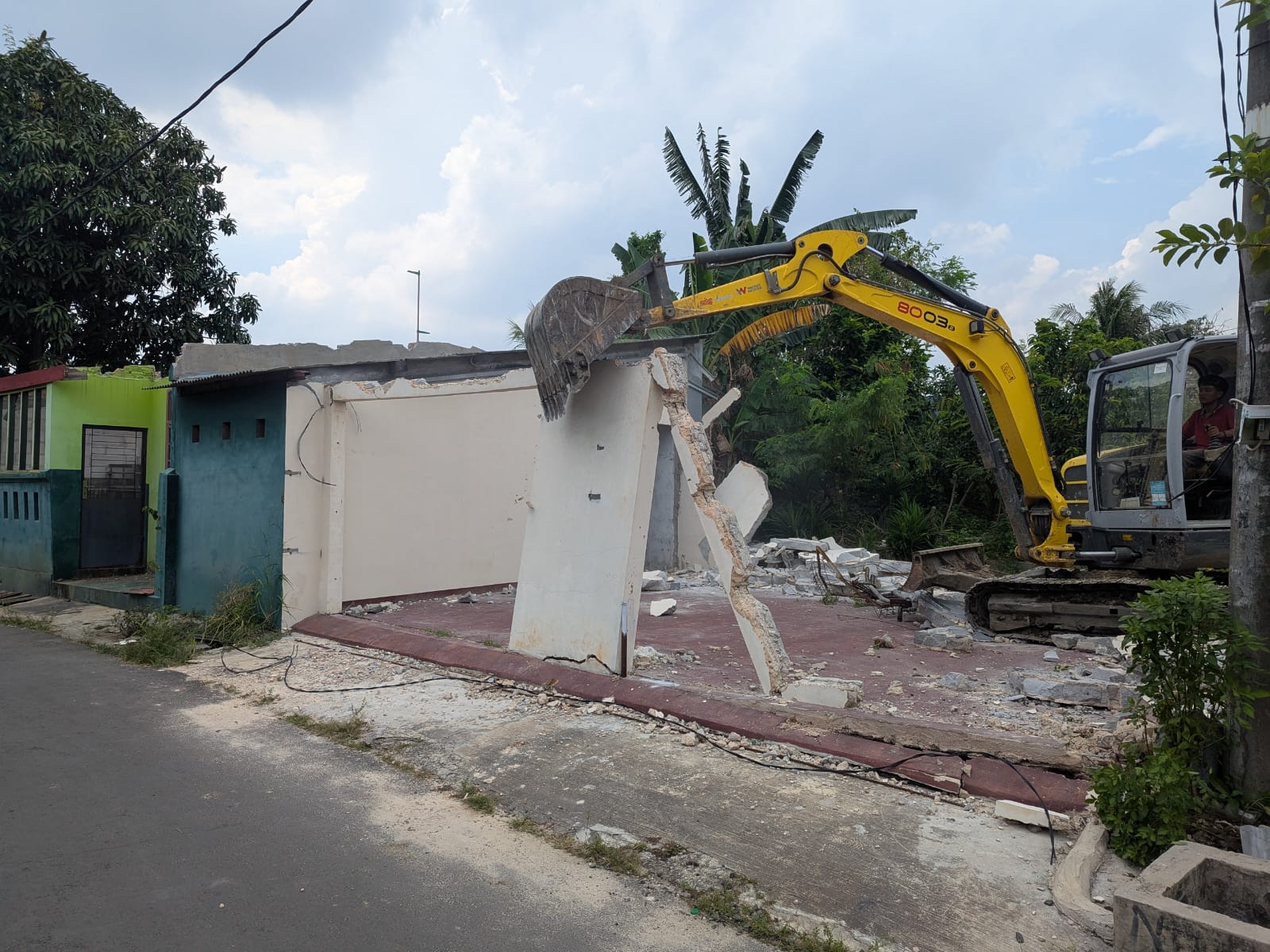 Kota Bekasi - Alat berat excavator meruntuhkan bangunan liar di Wisma Asri, Bekasi Utara, Kota Bekasi, Senin (7/10/2025). Foto: Ist/Gobekasi.id.