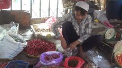 Kota Bekasi - Pedagang sayur di Pasar Baru Bekasi menata cabai rawit merah di lapaknya, Rabu (8/10/2025). Harga cabai rawit melonjak hingga Rp70.000 per kilogram akibat pasokan menurun. Septian/Gobekasi.id