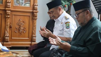Kota Bekasi - Wakil Wali Kota Bekasi, Abdul Harris Bobihoe melawat ke rumah duka H. Hamzah bin Syahroni, tokoh agama sekaligus pengurus Forum Silaturahmi Lintas Agama (Forsila), di kawasan Jatimakmur, Pondokgede, Selasa (8/10/2025). Foto: Ist/Gobekasi.id.