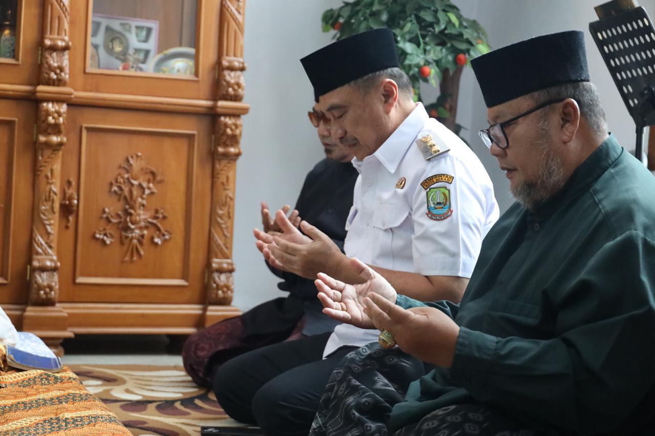 Kota Bekasi - Wakil Wali Kota Bekasi, Abdul Harris Bobihoe melawat ke rumah duka H. Hamzah bin Syahroni, tokoh agama sekaligus pengurus Forum Silaturahmi Lintas Agama (Forsila), di kawasan Jatimakmur, Pondokgede, Selasa (8/10/2025). Foto: Ist/Gobekasi.id.