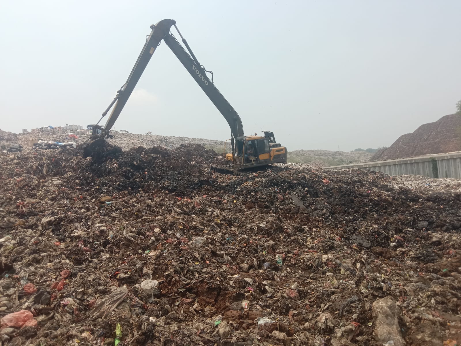 Kota Bekasi - Alat berat diturunkan menata longsoran sampah di TPA Sumur Batu, Bantar Gebang, Kota Bekasi, Kamis (9/10/2025). Foto: Ist/Gobekasi.id.