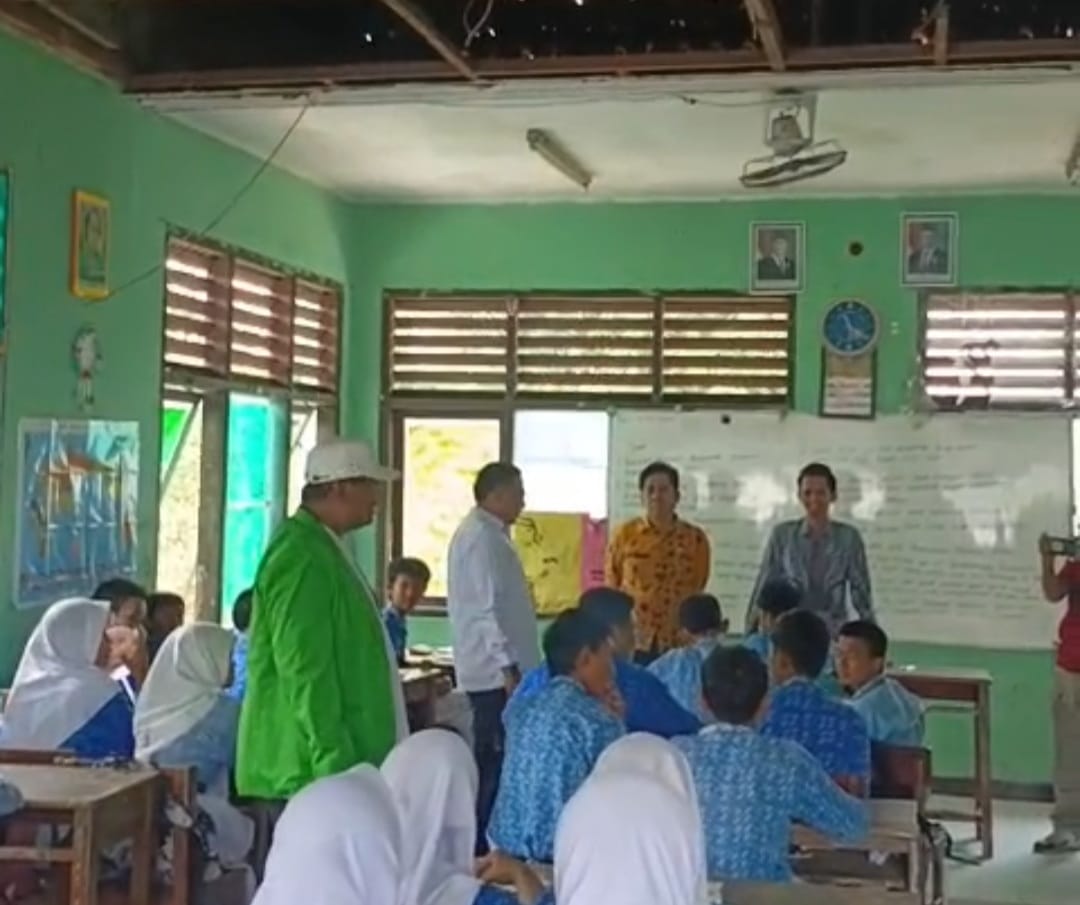Kota Bekasi - Sejumlah anggota DPRD Komisi IV meninjau sekolah SMP N 62 Kota Bekasi yang dinilai tidak layak, Kamis (9/10/2025) Septian/Gobekasi.id.