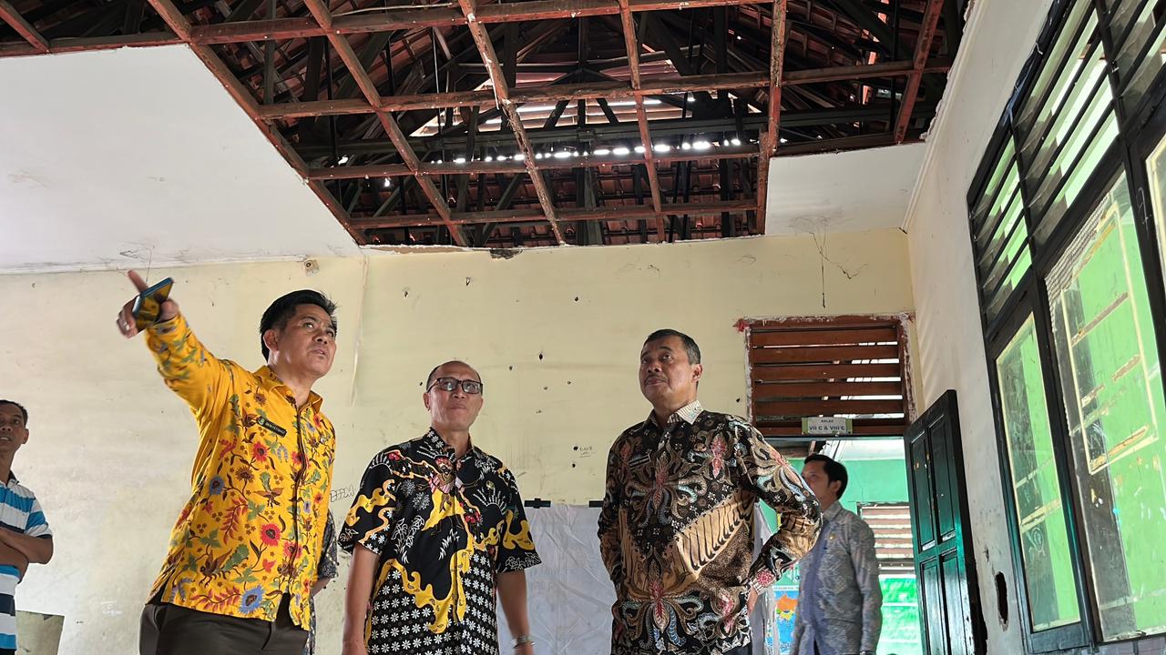 Kota Bekasi - Kepala Dinas Pendidikan (Disdik) Kota Bekasi, Alexander Zulkarnain meninjau langsung gedung USB SMPN 62, Kamis (9/10/2025). Foto: Septian/Gobekasi.id.