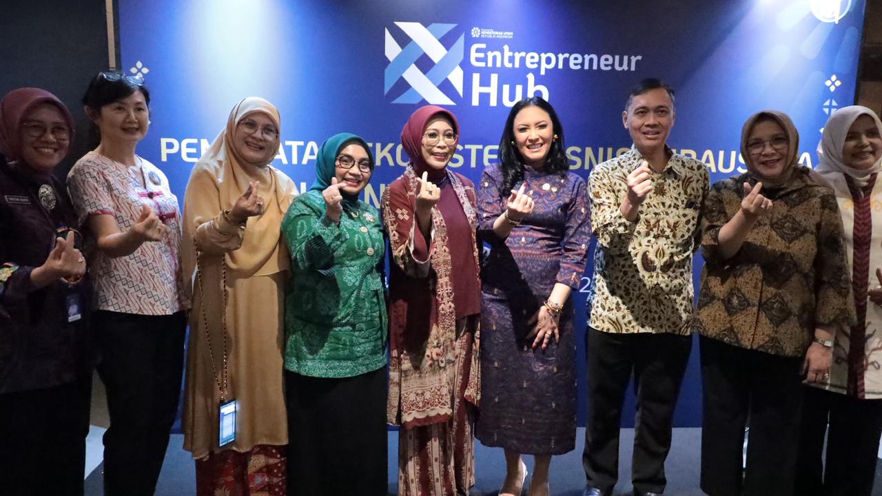 Kota Bekasi - Ketua Dewan Kerajinan Nasional Daerah (Dekranasda) Kota Bekasi, Wiwiek Hargono Tri Adhianto, hadir dalam kegiatan Penguatan Ekosistem Bisnis Wirausaha bagi Penyandang Disabilitas yang digelar di Hotel Ibis Style Jatibening, Kamis (9/10/2025). Foto: Ist/Gobekasi.id.