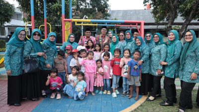 Kota Bekasi - Ketua Tim Penggerak PKK Kota Bekasi, Wiwiek Hargono Tri Adhianto, bersama Sekretaris TP PKK Kota Bekasi Wuri Handayani, melakukan kunjungan dalam rangka penilaian Lomba Kader PKK di Kelurahan Kayuringin Jaya, Kecamatan Bekasi Selatan, Kamis (9/10/2025). Foto: Ist/Gobekasi.id.