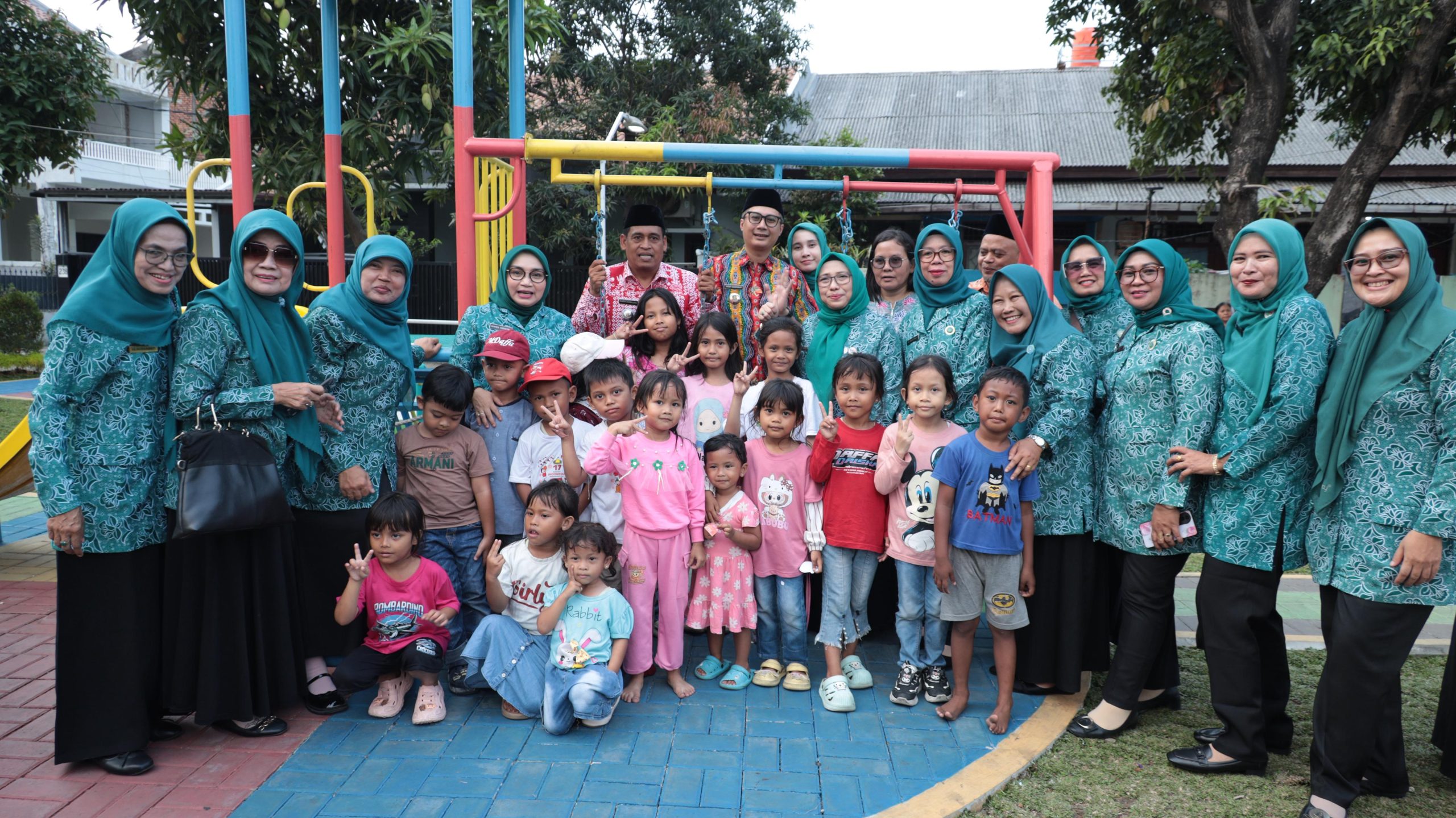 Kota Bekasi - Ketua Tim Penggerak PKK Kota Bekasi, Wiwiek Hargono Tri Adhianto, bersama Sekretaris TP PKK Kota Bekasi Wuri Handayani, melakukan kunjungan dalam rangka penilaian Lomba Kader PKK di Kelurahan Kayuringin Jaya, Kecamatan Bekasi Selatan, Kamis (9/10/2025). Foto: Ist/Gobekasi.id.