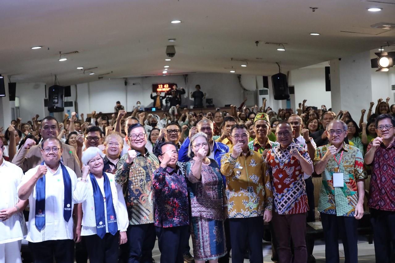 Kota Bekasi - Wakil Wali Kota Bekasi, Abdul Harris Bobihoe, resmi melaunching Sekolah Lansia Berkelanjutan Damai Sejahtera yang digelar di Mega Bekasi Hyper Mall, Bekasi Selatan. Foto: Ist/Gobekasi.id.