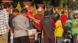 Kota Bekasi - Wali Kota Bekasi, Tri Adhianto membagikan paket Jumat Berkah kepada para pengemudi Ojek Online. Foto: Ist/Gobekasi.id.