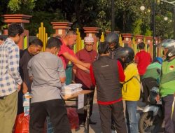 Tri Adhianto dan ASN Kota Bekasi Gelar “Jumat Berkah” dengan Berbagi Paket Makanan