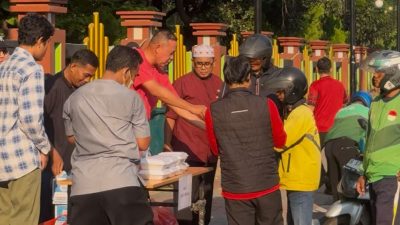 Kota Bekasi - Wali Kota Bekasi, Tri Adhianto membagikan paket Jumat Berkah kepada para pengemudi Ojek Online. Foto: Ist/Gobekasi.id.