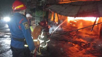 Kota Bekasi - Petugas Disdamkarmat Kota Bekasi berupaya memadamkan kebakaran yang melanda tiga ruko di Jalan Cikunir Raya, Bekasi Selatan. (Dok. Disdamkarmat)