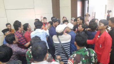 Konfercab PA GMNI Kota Bekasi Ricuh, Massa Dobrak Pintu, Wali Kota Dievakuasi dari Lokasi