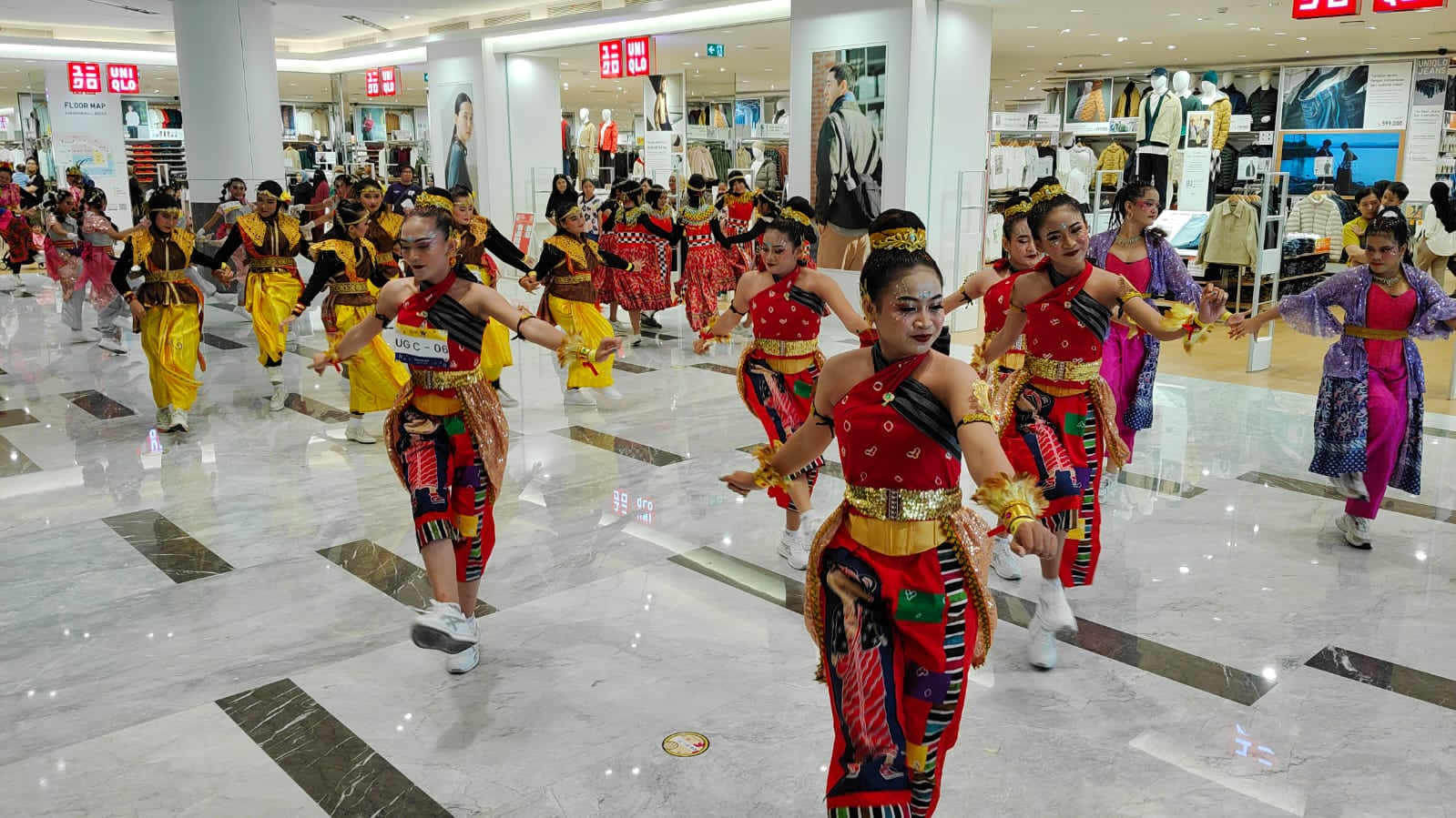 Kota Bekasi - Ratusan peserta menari di dalam Pakuwon Mall dalam ajang Indonesia Menari 2025, Minggu (12/10/2025). Septian/Gobekasi.id