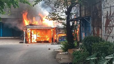 Kota Bekasi - Api melahap lapak rongsok di Jalan Raya Mustika Sari, Kecamatan Mustika Jaya, Kota Bekasi, Minggu sore (12/10/2025). Foto: Ist/Gobekasi.id.