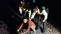 Kabupaten Bekasi - Seorang pelaku pencurian kabel grounding ditangkap petugas pengamanan (Pam) PT Kereta Api Indonesia (KAI) di jalur hilir petak antara Stasiun Cikarang dan Stasiun Tambun, Sabtu (11/10/2025) dini hari. Foto: Ist/Gobekasi.id.