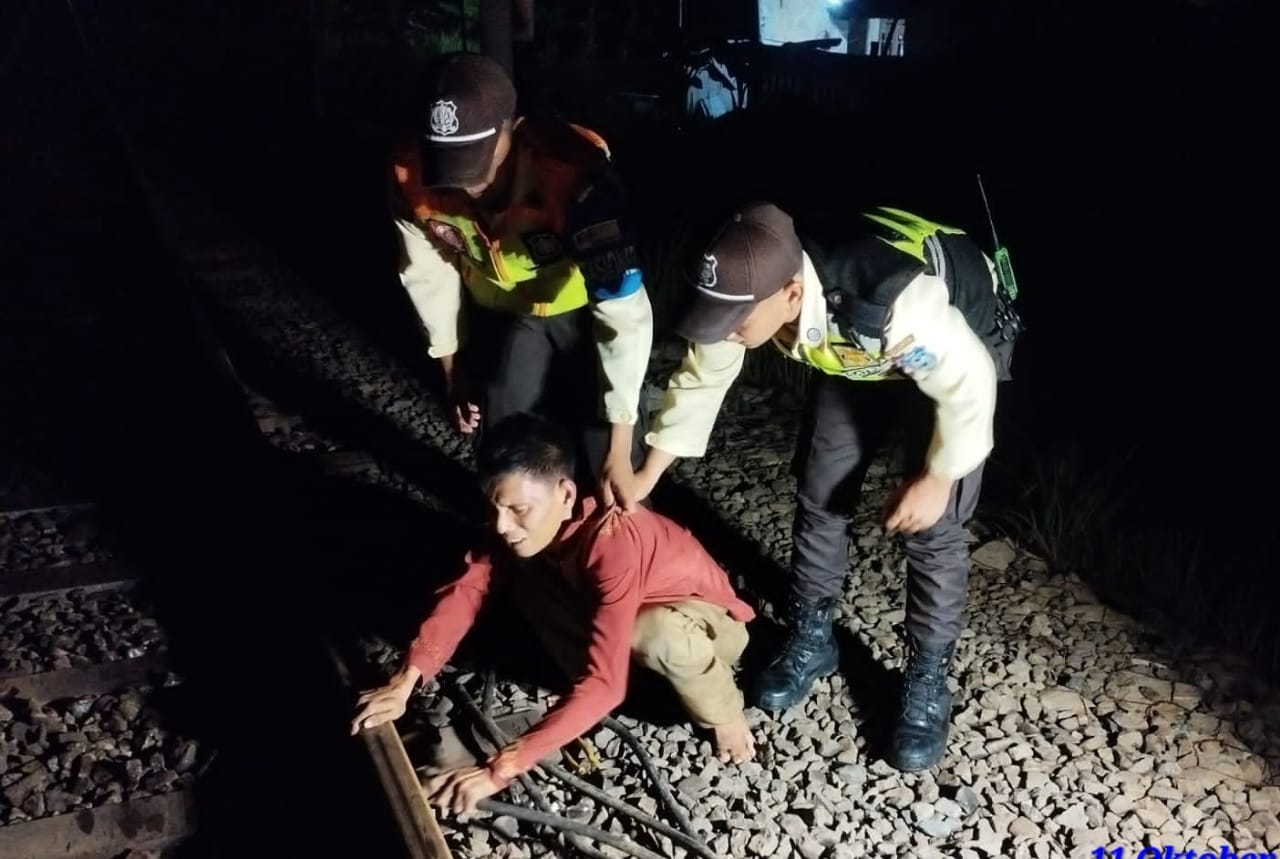 Kabupaten Bekasi - Seorang pelaku pencurian kabel grounding ditangkap petugas pengamanan (Pam) PT Kereta Api Indonesia (KAI) di jalur hilir petak antara Stasiun Cikarang dan Stasiun Tambun, Sabtu (11/10/2025) dini hari. Foto: Ist/Gobekasi.id.