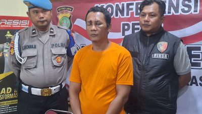 Kota Bekasi - Polsek Babelan menggelar konferensi pers terkait pencurian sepeda motor yang dilakukan oleh pasutri sambil membawa anak berusia 4 tahun, Selasa (14/10/2025). Foto: Septian/Gobekasi.id.