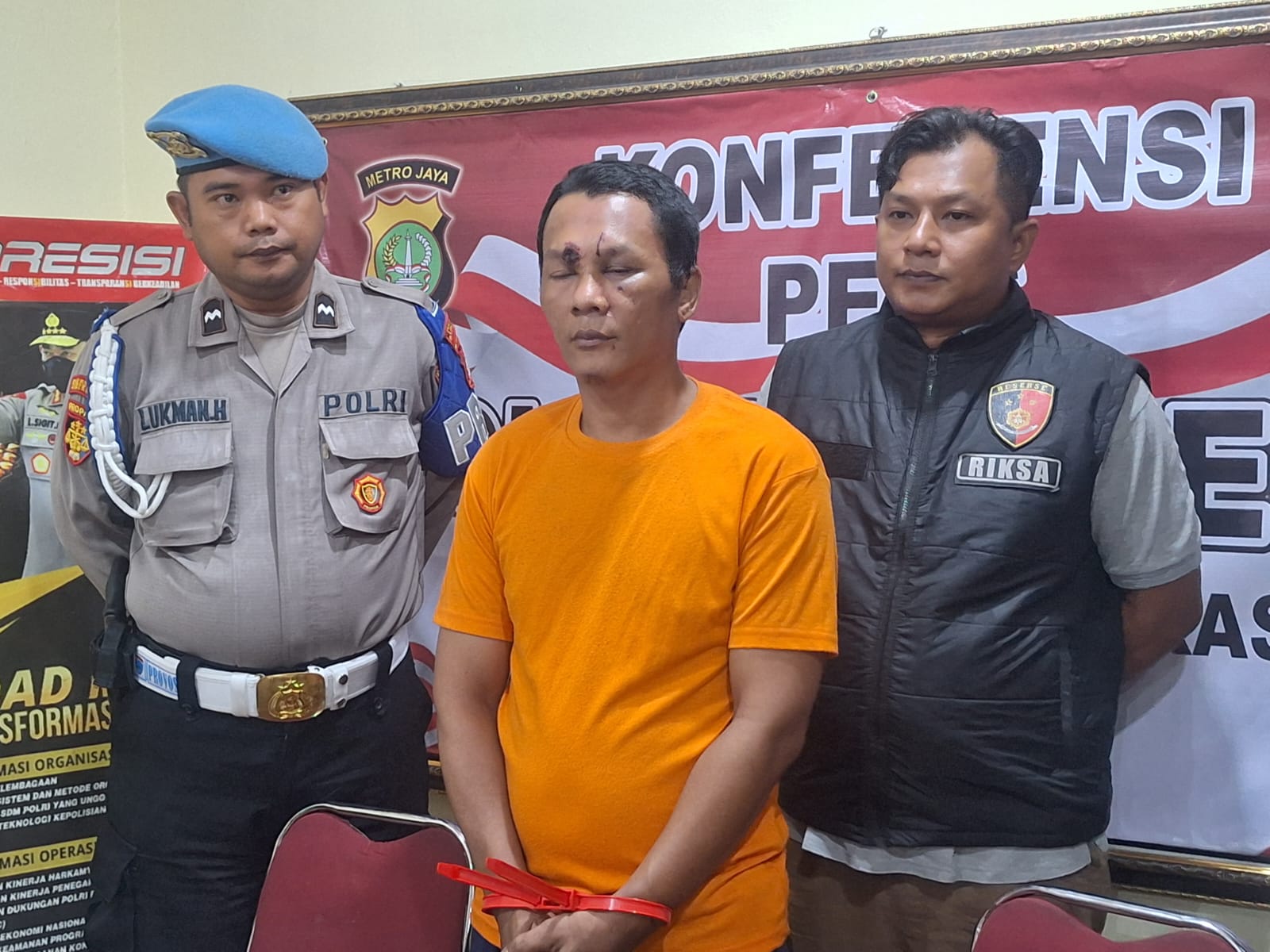 Kota Bekasi - Polsek Babelan menggelar konferensi pers terkait pencurian sepeda motor yang dilakukan oleh pasutri sambil membawa anak berusia 4 tahun, Selasa (14/10/2025). Foto: Septian/Gobekasi.id.