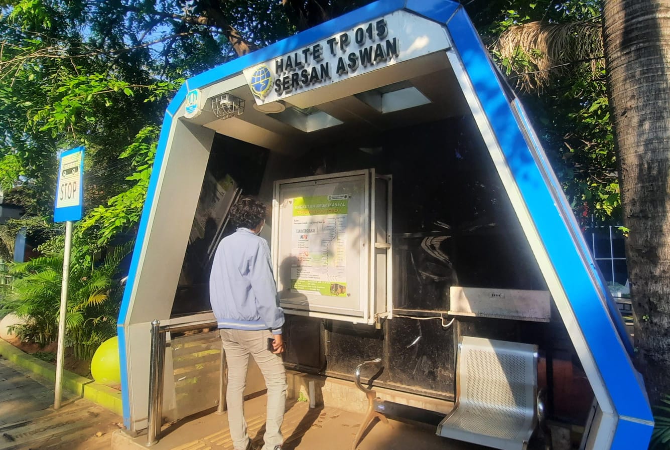 Kota Bekasi - Halte di Jalan Sersan Aswan tampak rusak tak terawat. Biaya pembangunan Halte ini capai ratusan juta. Foto: Septian/Gobekasi.id.