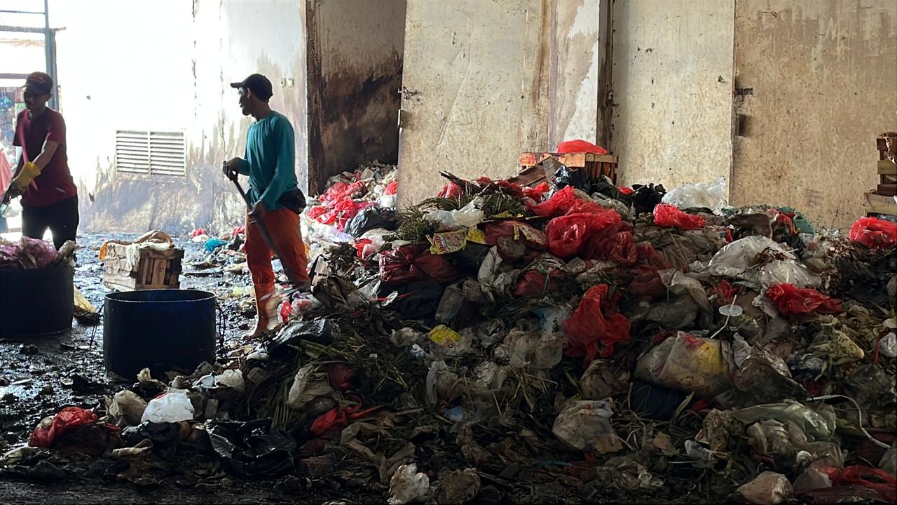 Kota Bekasi - Tumpukan sampah di Pasar Jatiasih mulai diangkut oleh petugas kebersihan. Foto: Septian/Gobekasi.id.