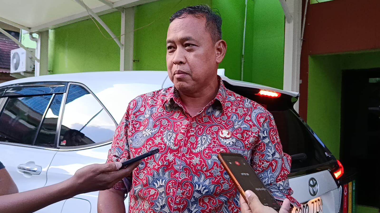 Kota Bekasi - Wali Kota Bekasi, Tri Adhianto saat diwawancara wartawan, Jumat (17/10/2025). Foto: Septian/Gobekasi.id.