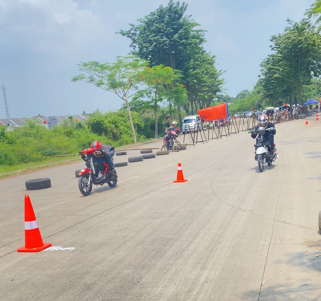Kota Bekasi - Pebalap meracaikan Drag Bike yang digelar di Lintasan Reka Vida 2025, Sabtu (18/10/2025). Foto: Gobekasi.id.
