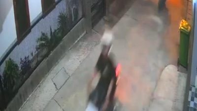 Kota Bekasi - Tangkapan layar CCTV komplotan maling berhasil membawa kabur sepeda motor milik warga Duren Jaya, Kota Bekasi, Sabtu (18/10/2025) malam.