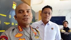 Kota Bekasi - Kapolres Metro Bekasi, Kombes Pol Mustofa, saat dimintai keterangan soal penetepan tersangka Dirus Perumda Tirta Bhagasasi terkait dugaan penipuan dan penggelapan, Senin (20/10/2025). Foto: Ist/Gobekasi.id.