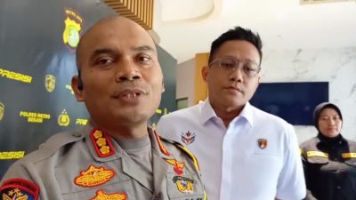 Kota Bekasi - Kapolres Metro Bekasi, Kombes Pol Mustofa, saat dimintai keterangan soal penetepan tersangka Dirus Perumda Tirta Bhagasasi terkait dugaan penipuan dan penggelapan, Senin (20/10/2025). Foto: Ist/Gobekasi.id.