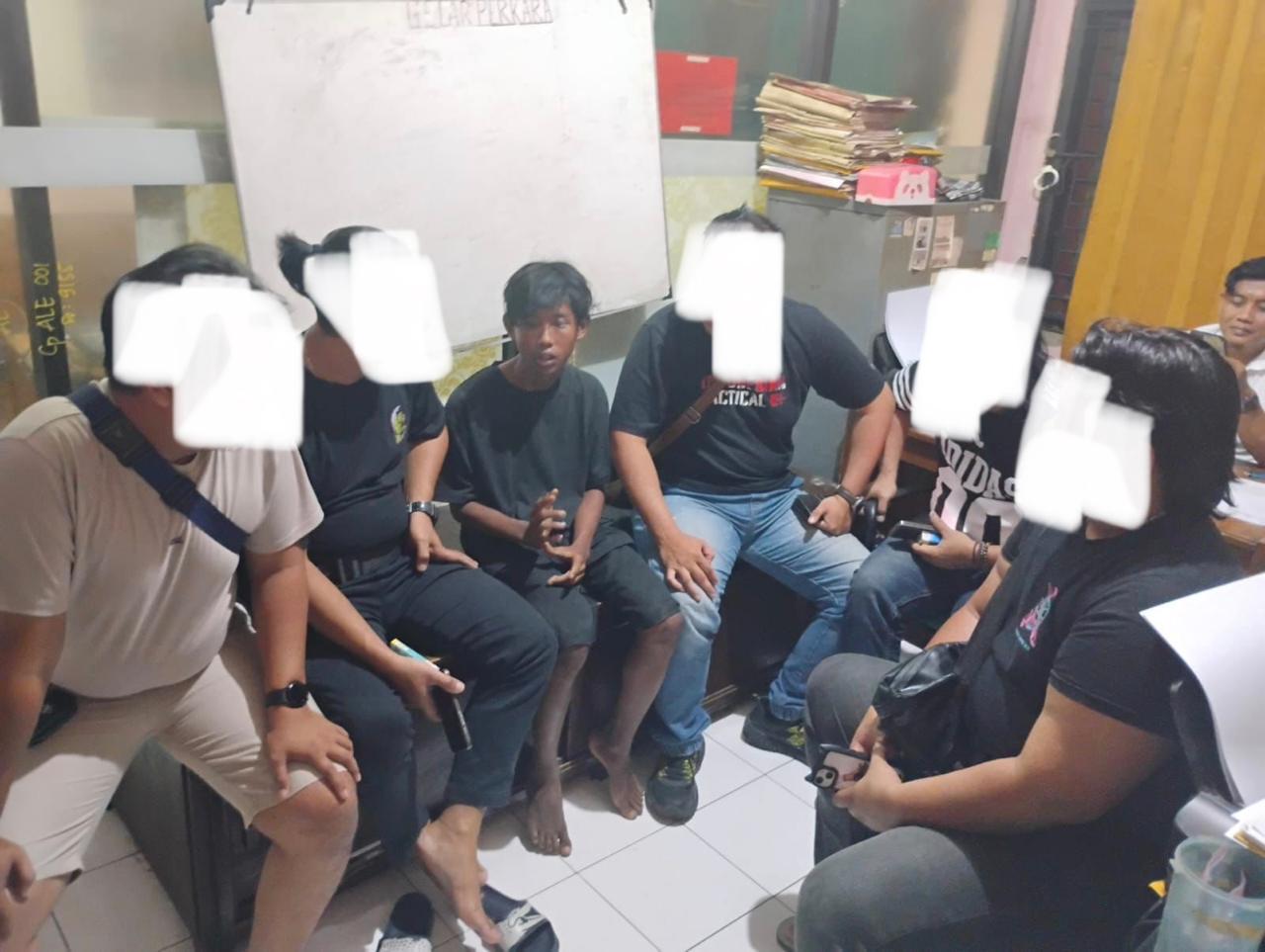 Kota Bekasi - Pelaku penusukan berinisial A (15) ditangkap oleh Tim Buser Polres Metro Bekasi Kota di wilayah Bekasi Utara pada Senin (20/10/2025) sekitar pukul 18.00 WIB. Foto: Ist/Gobekasi.id.