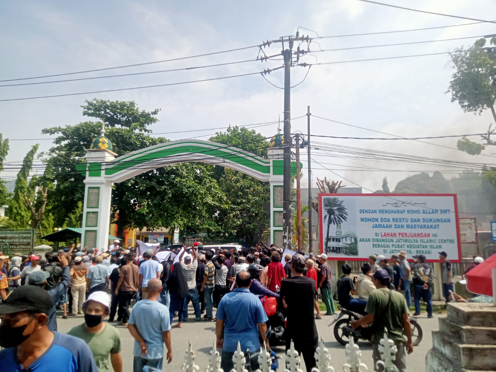Kabupaten Bekasi - Gejolak penertiban lahan di Jatimulya, Kabupaten Bekasi, Rabu (22/10/2025). Foto: Ist/Gobekasi.id.