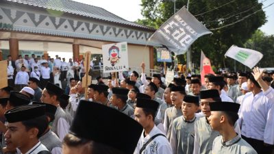 Kota Bekasi - Ribuan santri dari berbagai pesantren tumpah ruah mengikuti Pawai Hari Santri Nasional (HSN) 2025 yang digelar secara meriah di Alun - ALun M Hasibuan Kota Bekasi, Rabu (22/10/2025). Foto: Ist/Gobekasi.id.