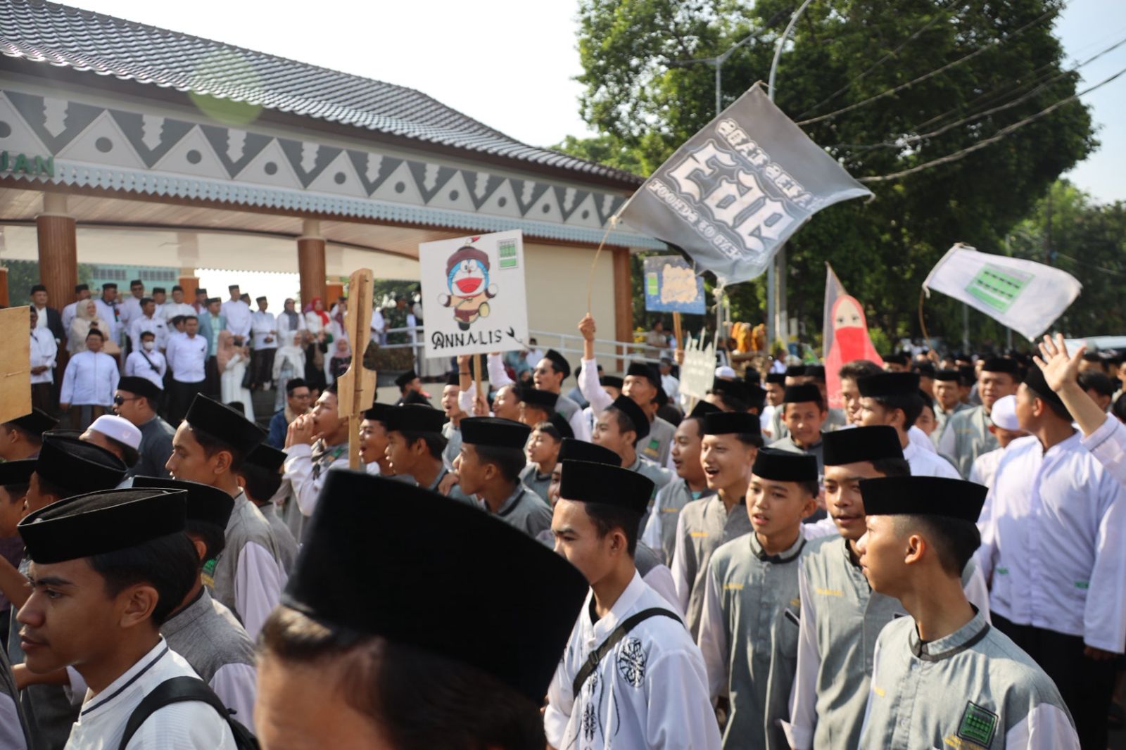 Kota Bekasi - Ribuan santri dari berbagai pesantren tumpah ruah mengikuti Pawai Hari Santri Nasional (HSN) 2025 yang digelar secara meriah di Alun - ALun M Hasibuan Kota Bekasi, Rabu (22/10/2025). Foto: Ist/Gobekasi.id.