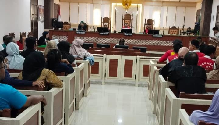 Kota Bekasi - Suasana ruang sidang Pengadilan Negeri Bekasi tampak tegang dalam kasus penipuan kontrakan fiktif pada Rabu (22/10/2025) siang. Foto: Septian/Gobekasi.id.