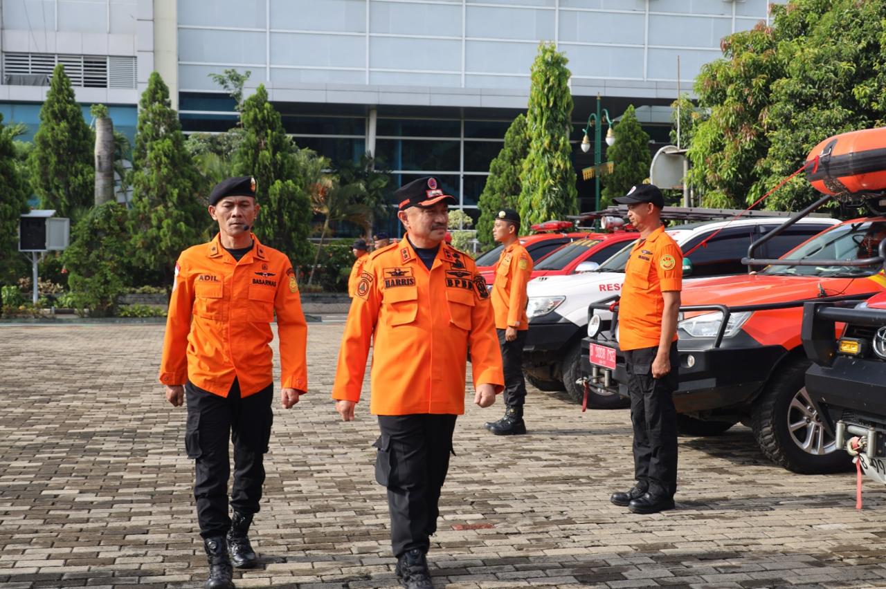 Kota Bekasi - Wakil Wali Kota Bekasi, Abdul Harris Bobihoe mengikuti Apel Kesiapsiagaan dan Latihan SAR di Plaza Pemkot Bekasi. Foto: Ist/Gobekasi.id.
