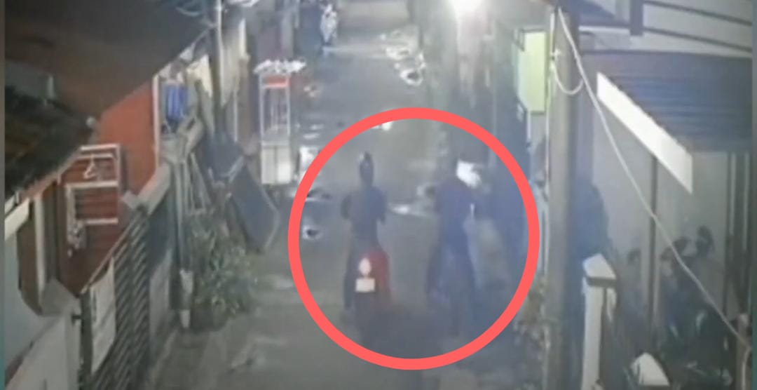 Kota Bekasi - CCTV sepeda motor milik anggota Polri di Bekasi Timur, Kota Bekasi, raib digasak maling. Foto: Ist/Gobekasi.id.