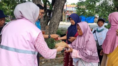 Kota Bekasi - PLN UP3 Bekasi menyalurkan bantuan dalam bentuk maknan gratis untuk masyarakat sekitar dan pejuang nafkah di jalan yang membutuhkan. Foto: Ist/Gobekasi.id.