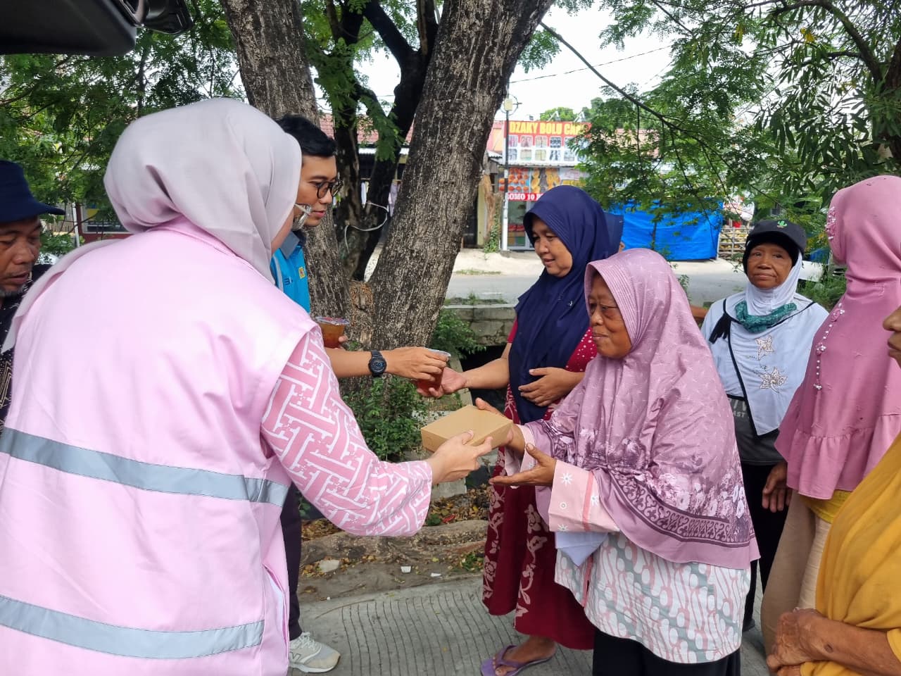 Kota Bekasi - PLN UP3 Bekasi menyalurkan bantuan dalam bentuk maknan gratis untuk masyarakat sekitar dan pejuang nafkah di jalan yang membutuhkan. Foto: Ist/Gobekasi.id.