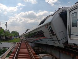 KAI Berhasil Evakuasi KA Purwojaya Setelah Hampir 14 Jam di Stasiun Kedunggedeh Bekasi