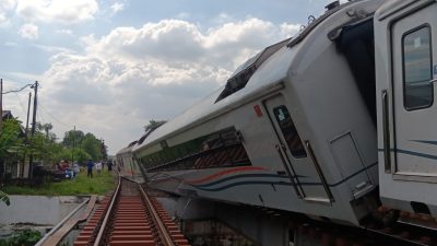 Kabupaten Bekasi - Rangkaian KA Purwojaya relasi Gambir–Cilacap di Stasiun Kedunggedeh, Kabupaten Bekasi, pada Sabtu (25/10/2025). Foto: Septian/Gobekasi.id.