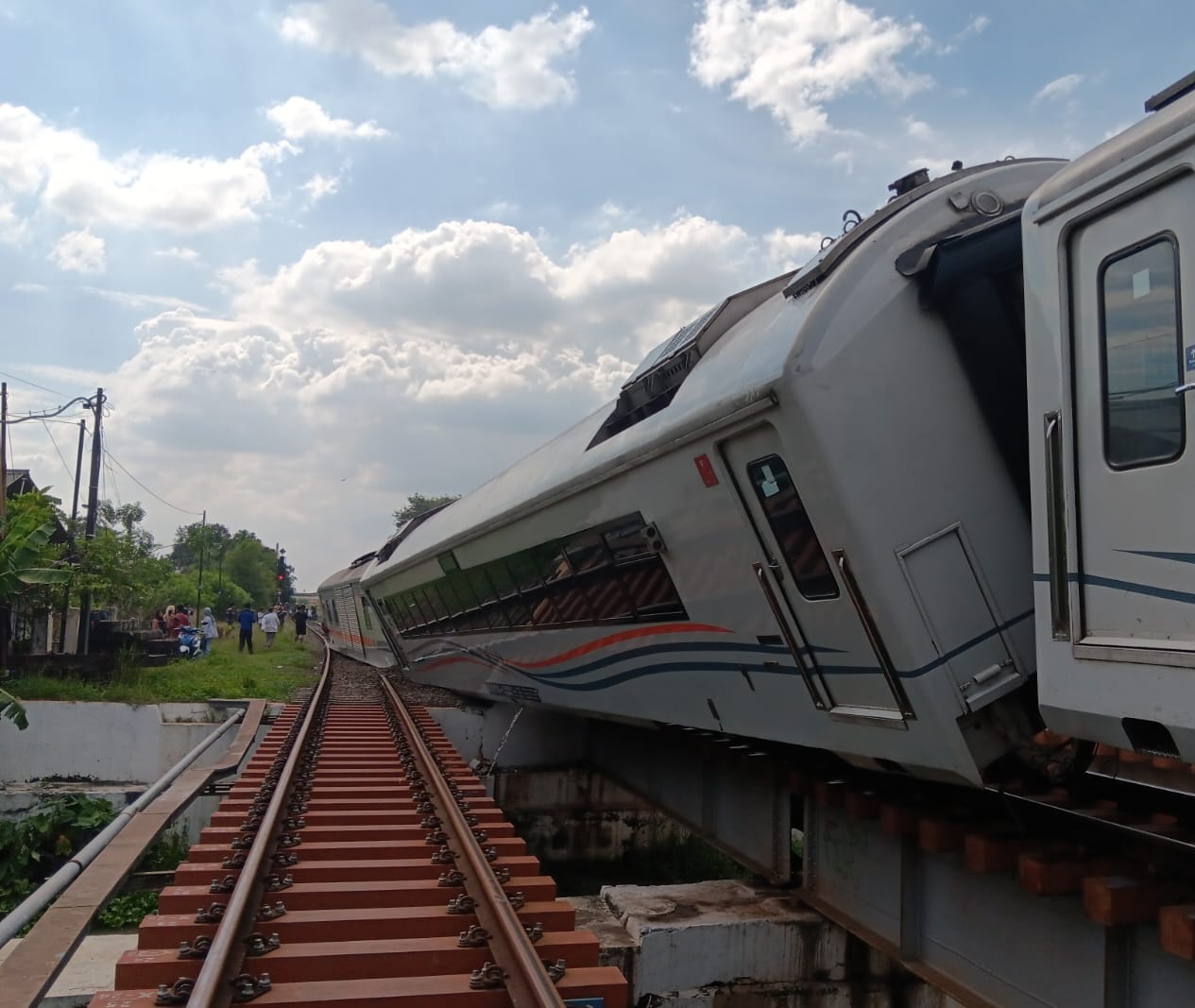 Kabupaten Bekasi - Rangkaian KA Purwojaya relasi Gambir–Cilacap di Stasiun Kedunggedeh, Kabupaten Bekasi, pada Sabtu (25/10/2025). Foto: Septian/Gobekasi.id.