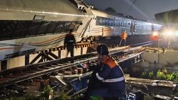 Kabupaten Bekasi - Petugas KAI masih melakukan perbaikan anjloknya rangkaian KA Purwojaya relasi Gambir–Cilacap di Stasiun Kedunggedeh, Kabupaten Bekasi, pada Sabtu (25/10/2025). Foto: Septian/Gobekasi.id.
